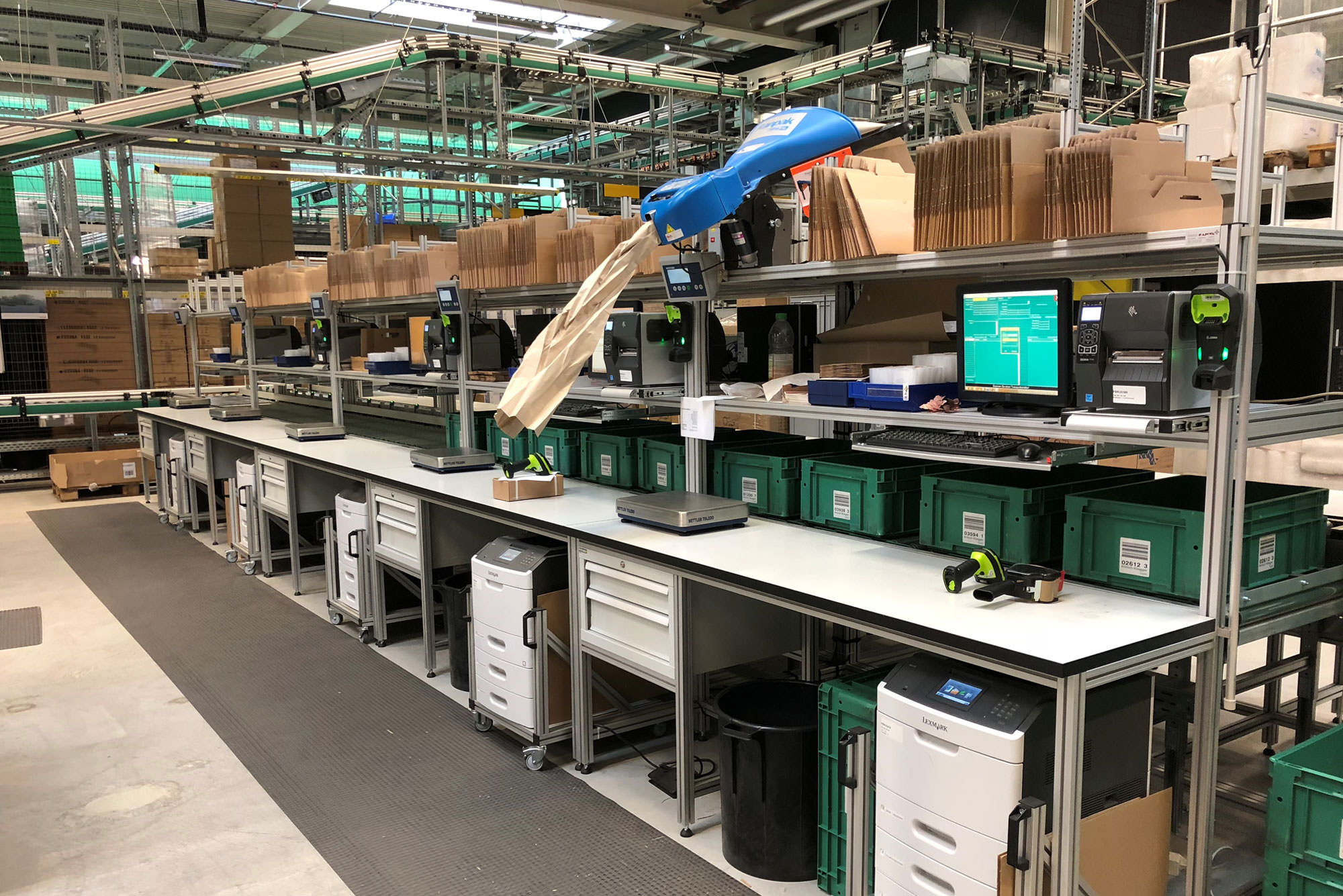 Packaging workplace in the logistics